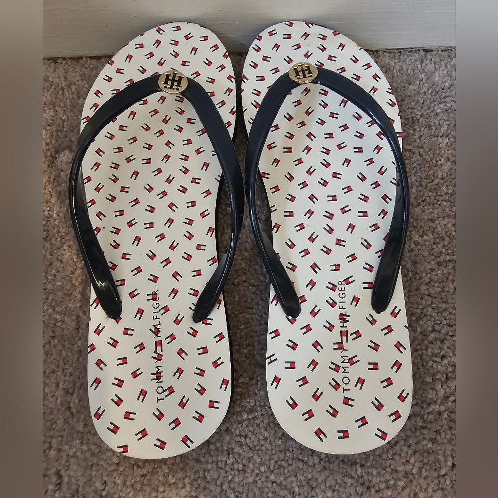 Tommy Hilfiger Black and Red Patterned Flip Flops Size 5/6